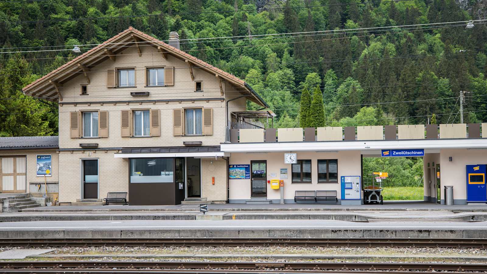 Zweilütschinen railway station