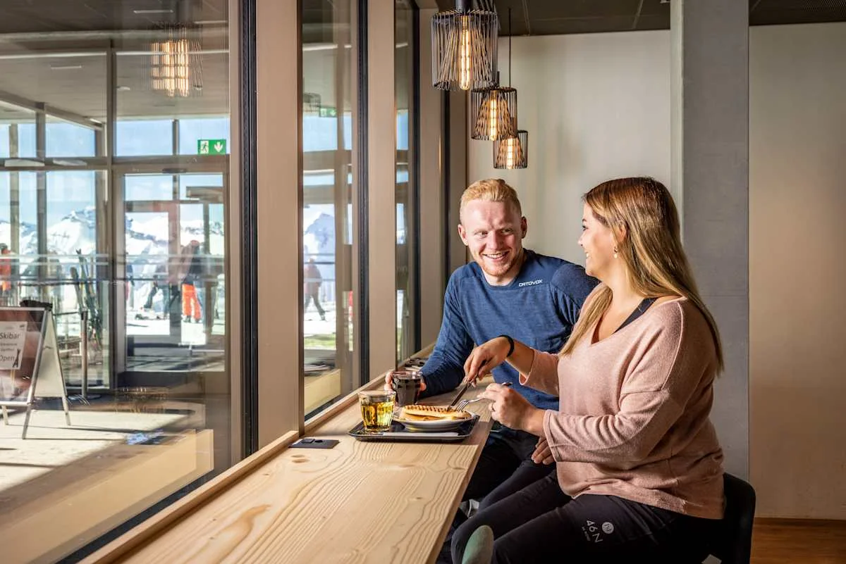 Two people at the bar in Bistro Eigergletscher