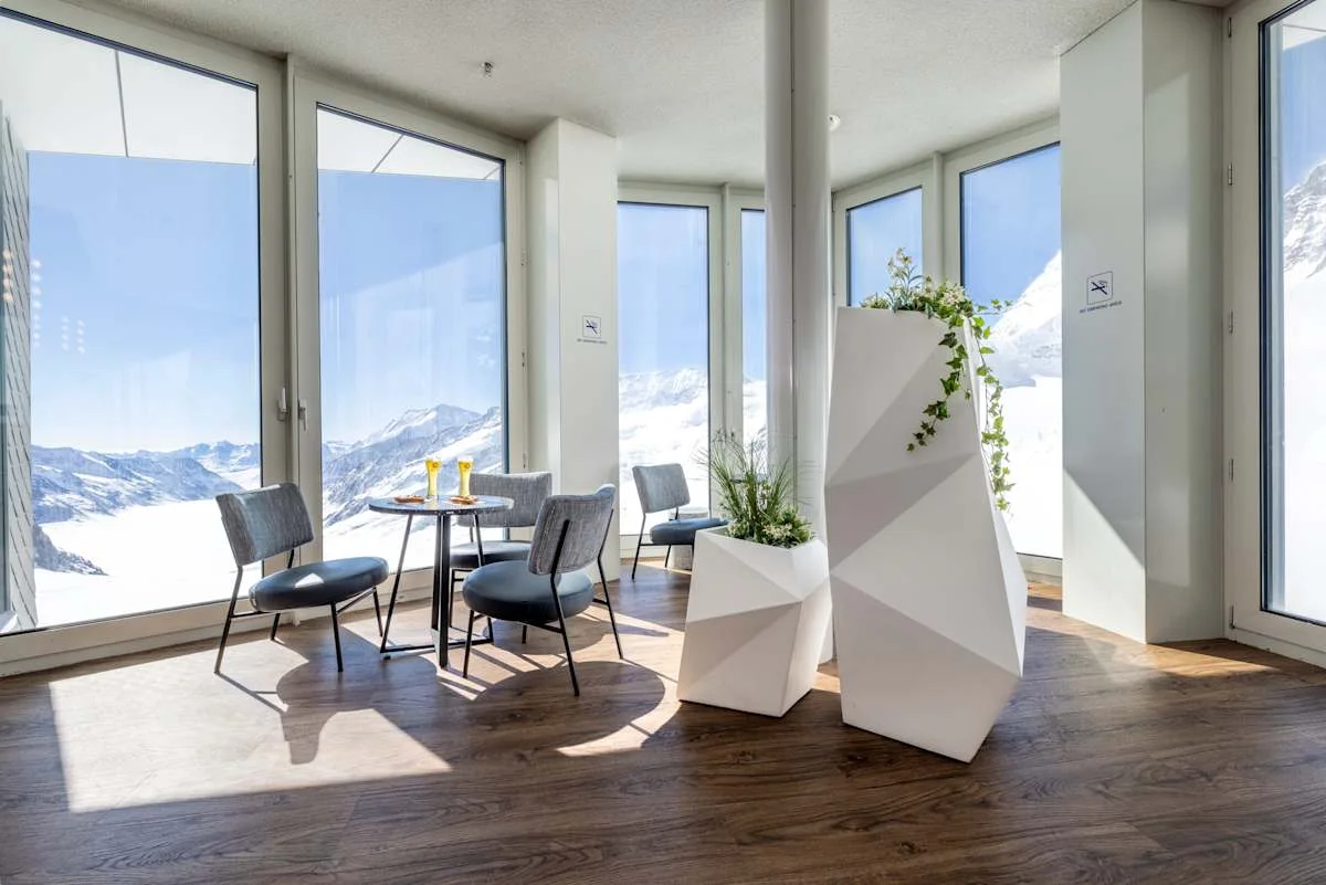 Pikantus Lounge windows with a view of the glacier