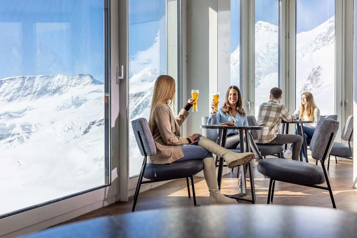 People in front of the panorama in the Pikantus Lounge